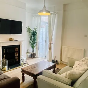 Newly Refurbished Centre House With Parking Exeter